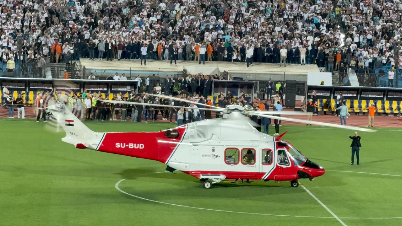 طائرة الدرع تصل استاد القاهرة في احتفالية تتويج الزمالك